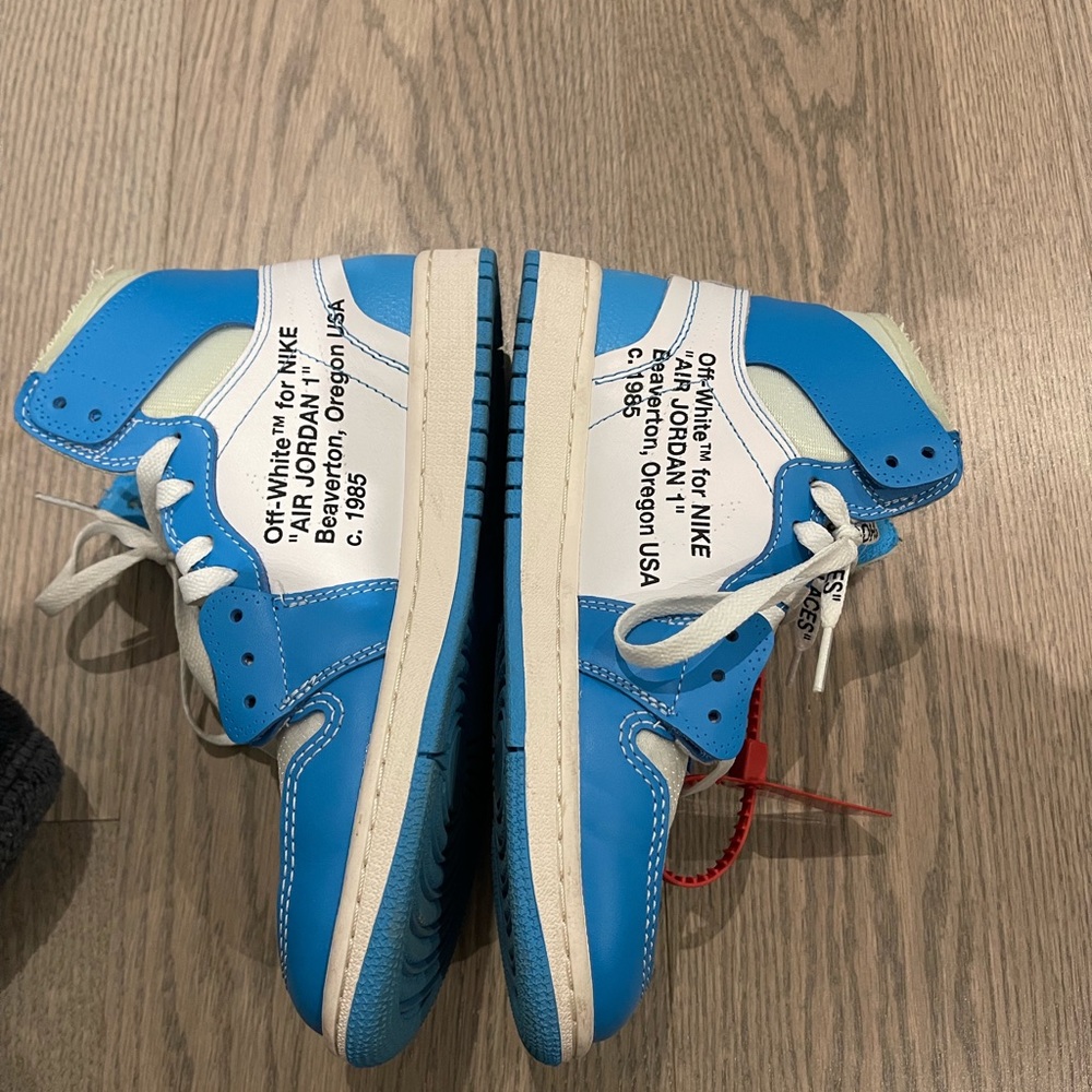 UNC Off White Jordan 1’s (7.5US)